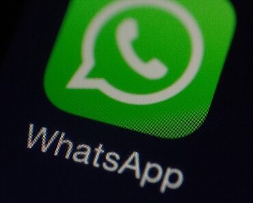 El modo oscuro de WhatsApp se activará solo en Android 10